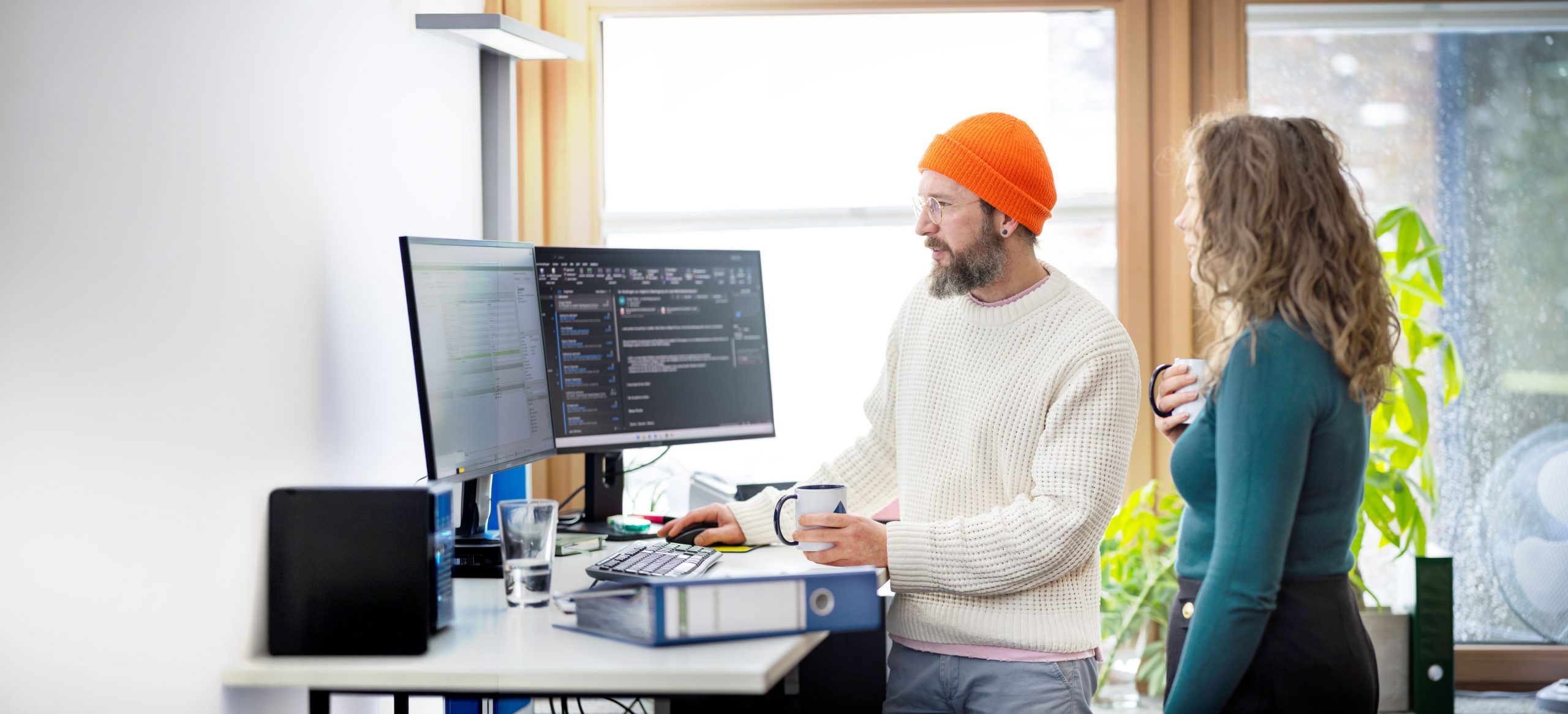 Teamarbeit im Büro bei der gemeinsamen Analyse von Daten und Prozessen